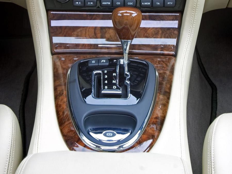  Jaguar XJ8 L 2005 года  (фото 31 из 63)